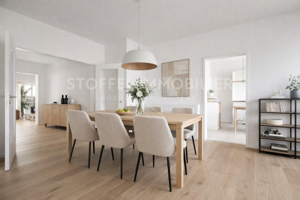 Heller Essbereich mit Holztisch