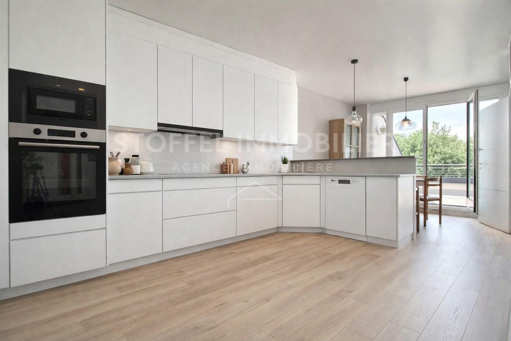 Offene moderne Küche mit Balkonblick