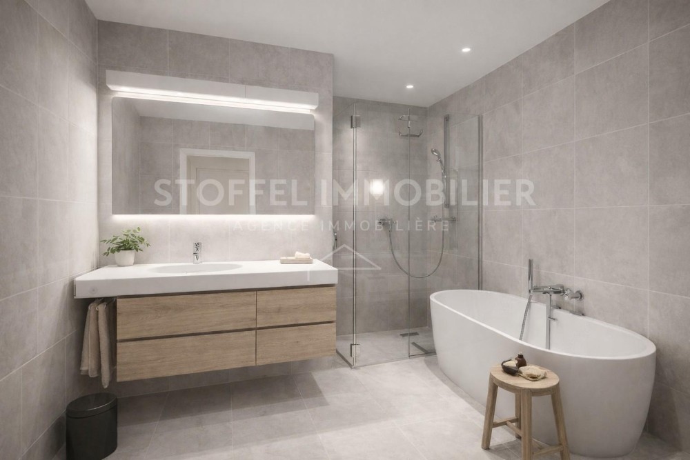 Modernes Badezimmer mit freistehender Wanne und begehbarer Dusche