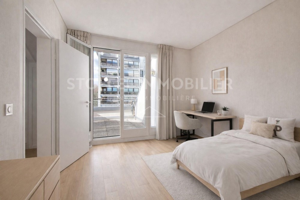 Helles Schlafzimmer mit Balkonzugang