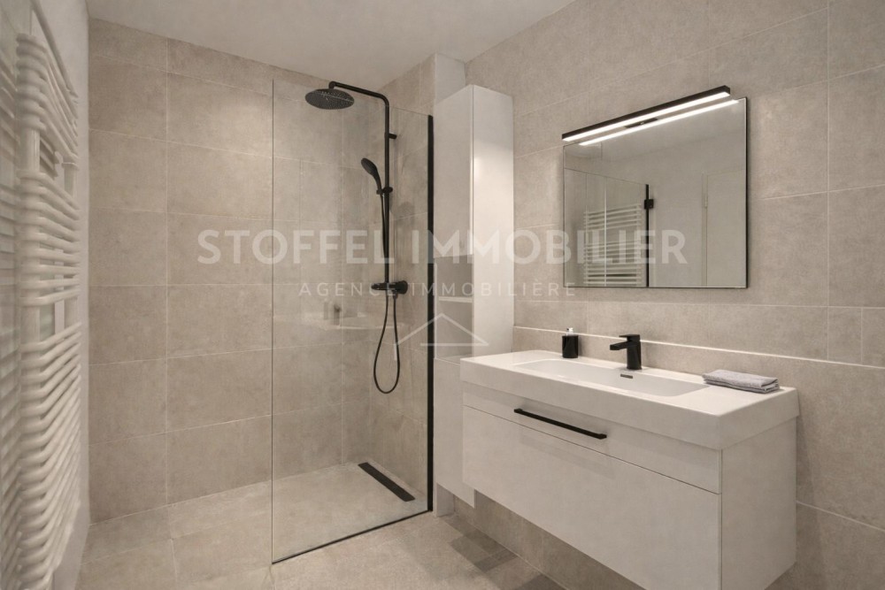 Modernes Badezimmer mit Walk-in-Dusche und Waschtisch