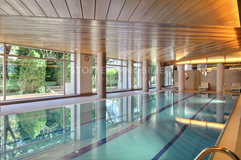 Innenpool mit Panoramafenstern
