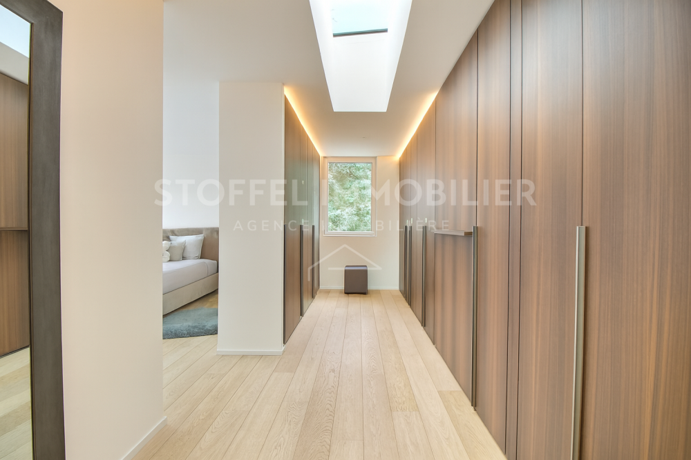 Heller Ankleidegang mit Dachfenster