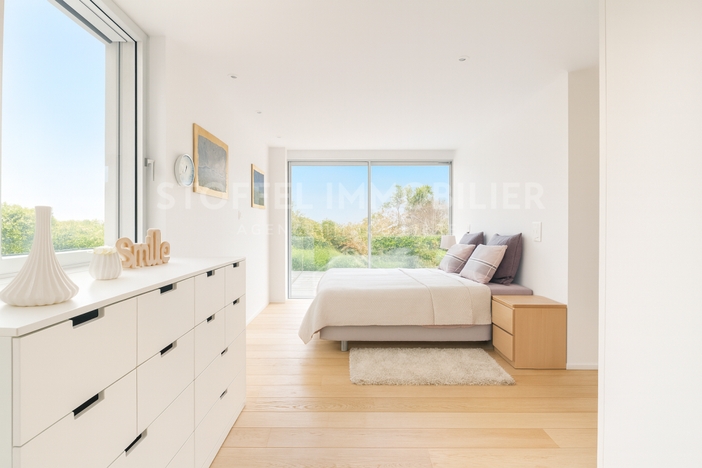 Helles Schlafzimmer mit großen Fenstern