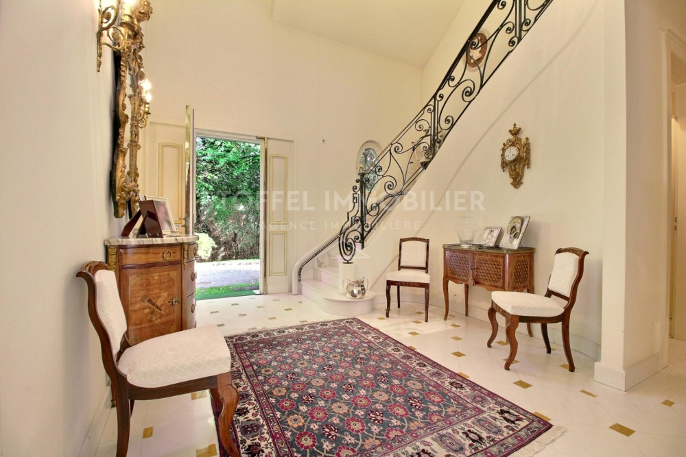 Eleganter Eingangsbereich mit Treppe