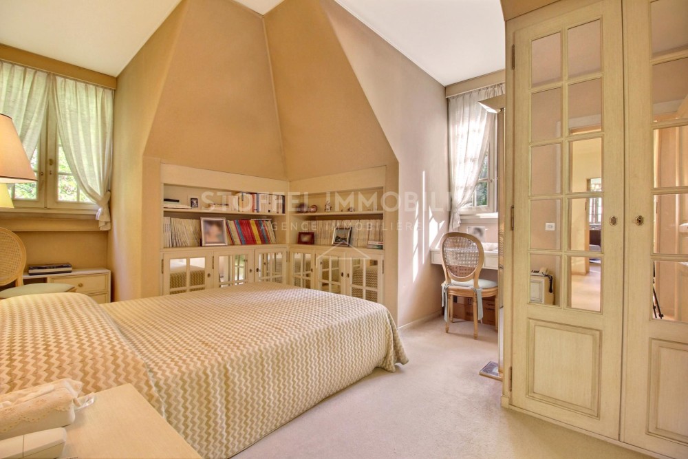 Helles Schlafzimmer mit Dachschräge und Einbaumöbeln