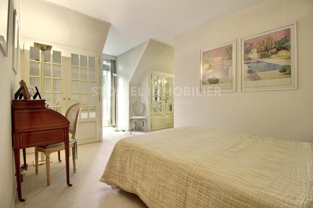 Helles Schlafzimmer mit Sitz- und Arbeitsbereich