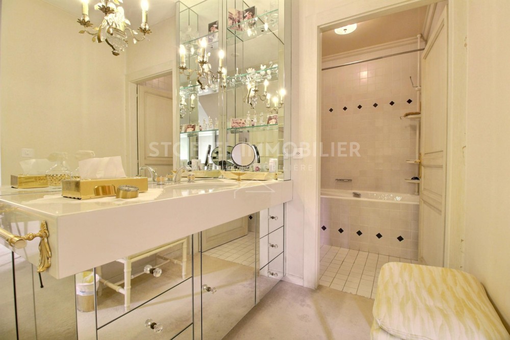 Luxuriöses Badezimmer mit klassischem Waschplatz