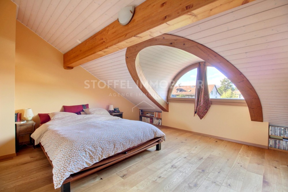 Dachgeschoss-Schlafzimmer mit Holzbalken