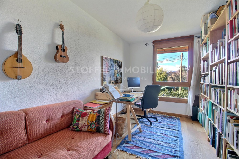 Arbeitszimmer mit Bücherregal und Blick ins Grüne