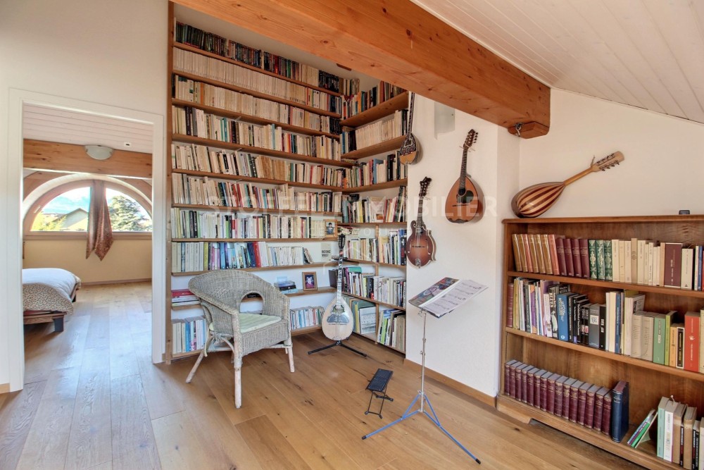 Gemütliches Dachgeschoss mit Bibliothek und Musikinstrumenten