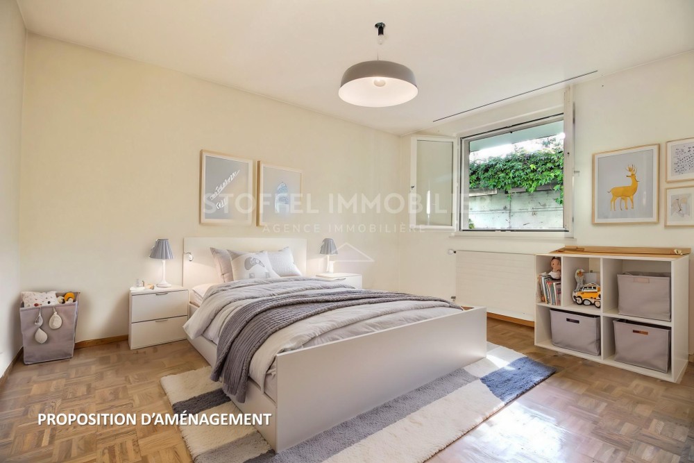 Helles Schlafzimmer mit schlichter Einrichtung