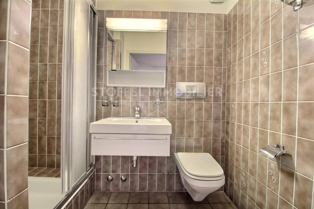 Badezimmer mit Dusche und WC