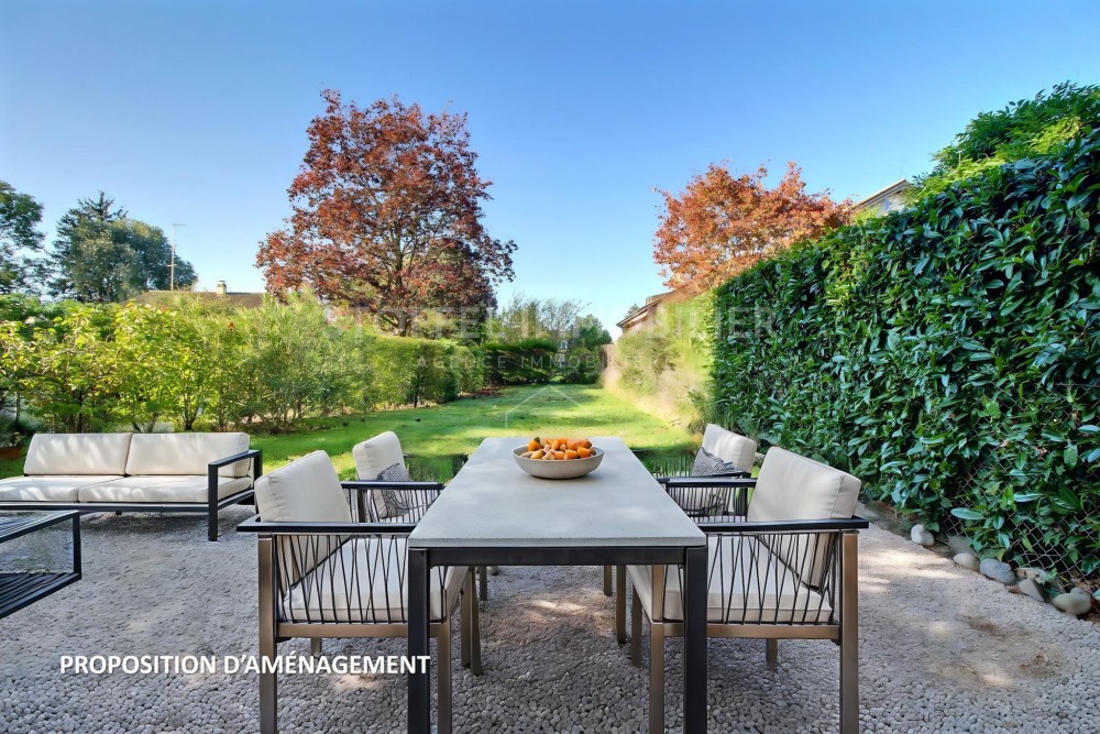 Terrasse mit Gartenmöblierung