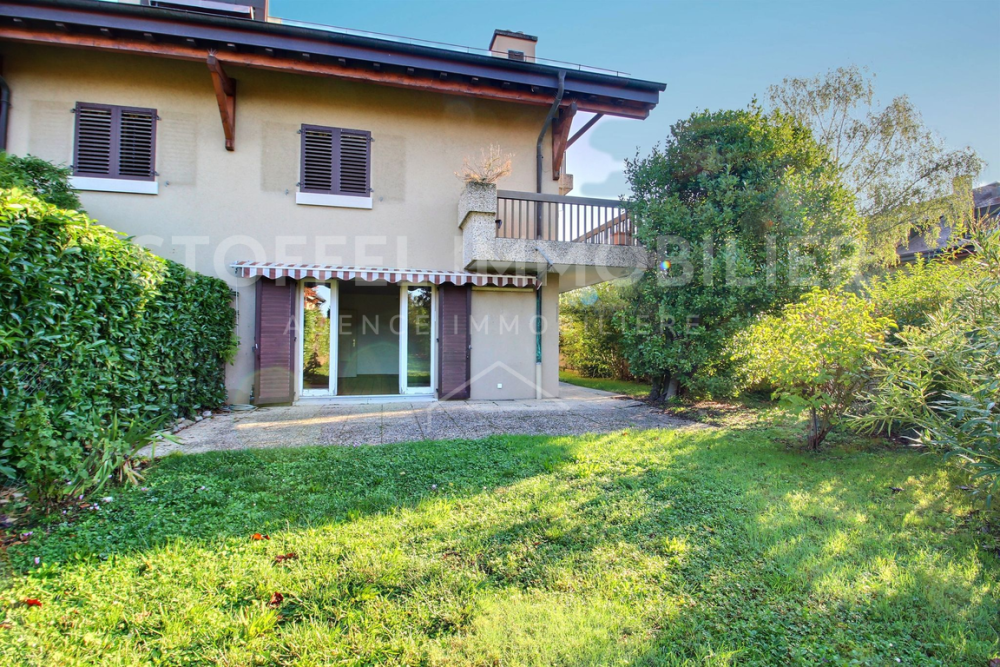 Haus mit Garten und Balkon