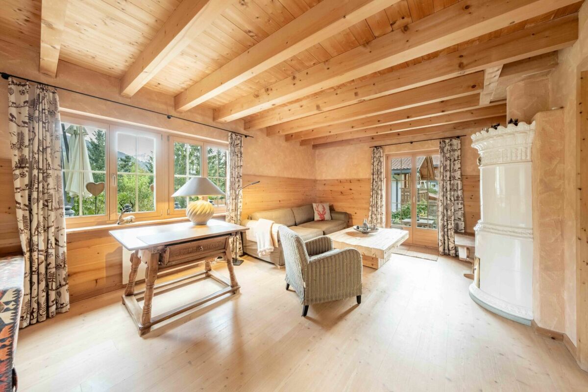 Gemütliches Wohnzimer mit Holzdecke