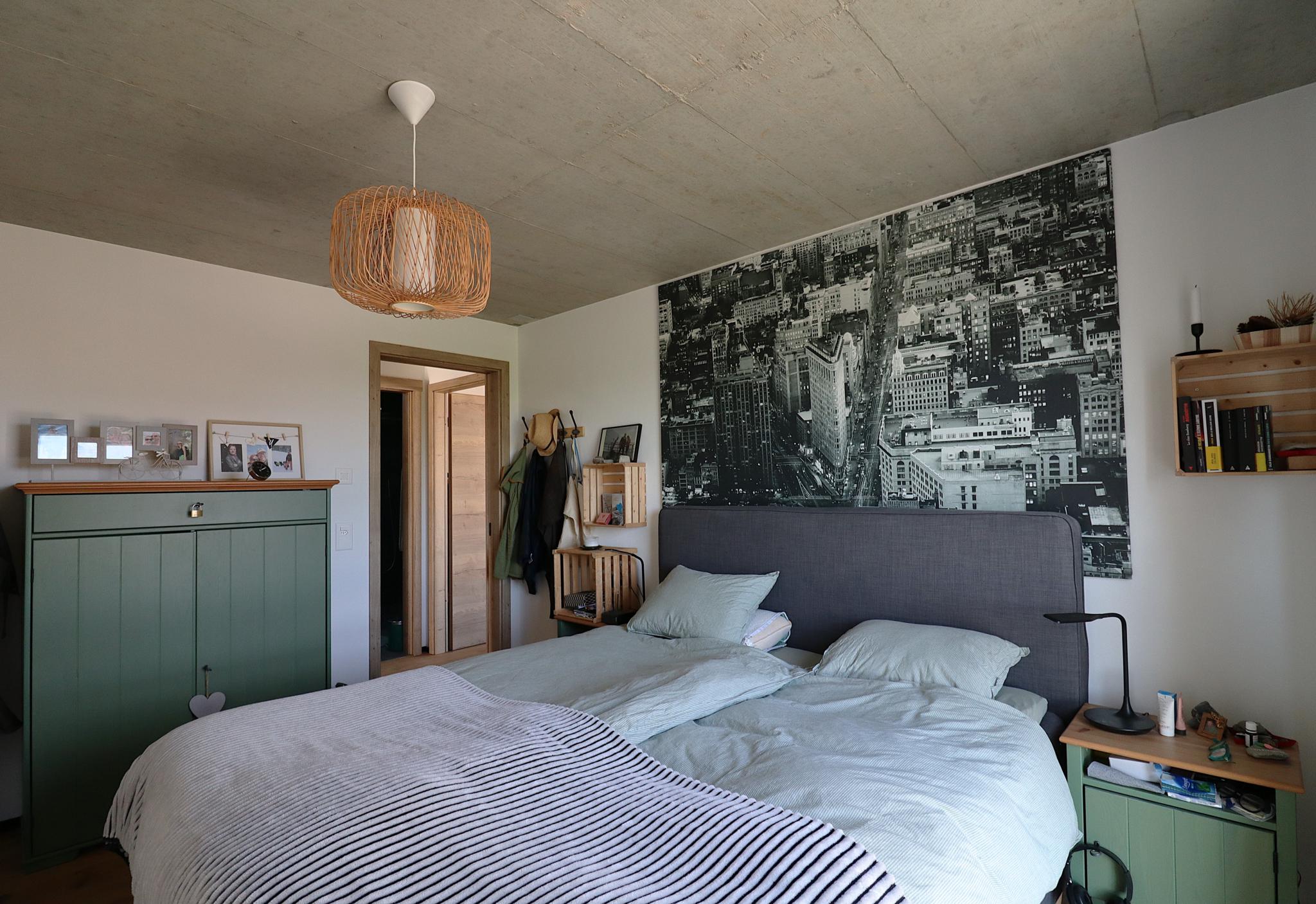 Gemütliches Schlafzimmer mit modernem, reduziertem Look