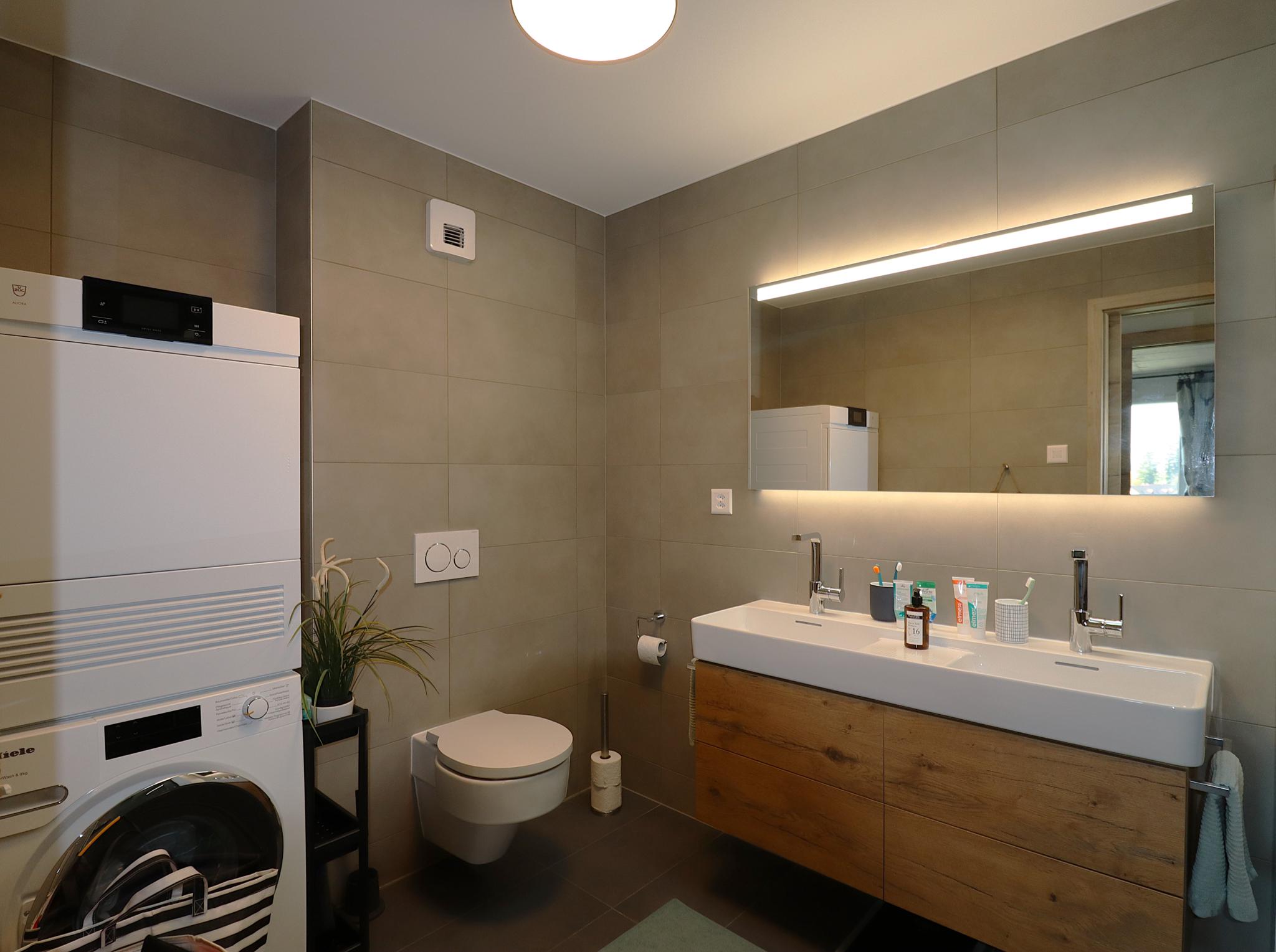Modernes Badezimmer mit Waschtisch und WC
