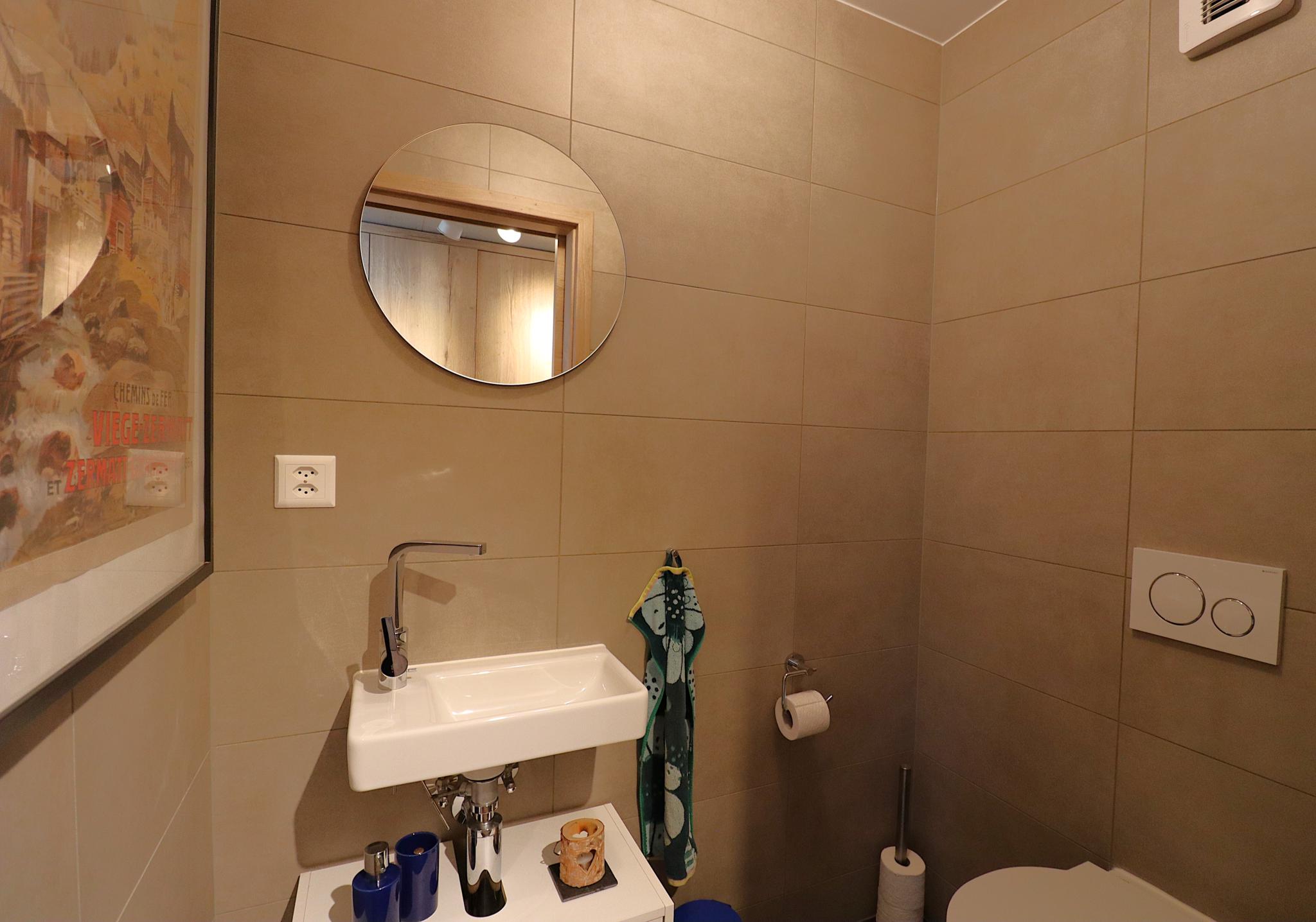Kleines modernes Gäste-WC mit Wandfliesen