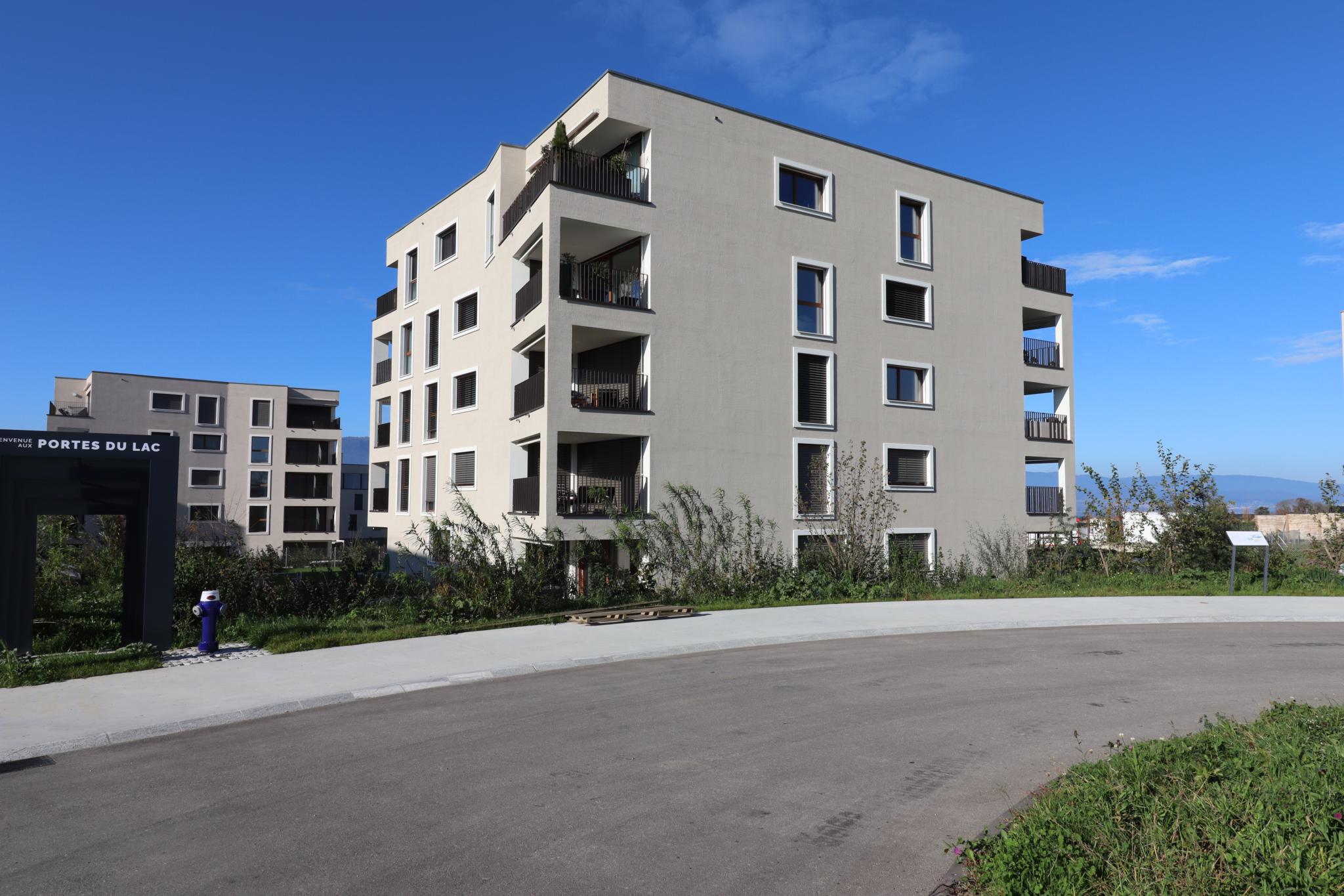 Modernes Mehrfamilienhaus mit Balkon und Blick auf den See