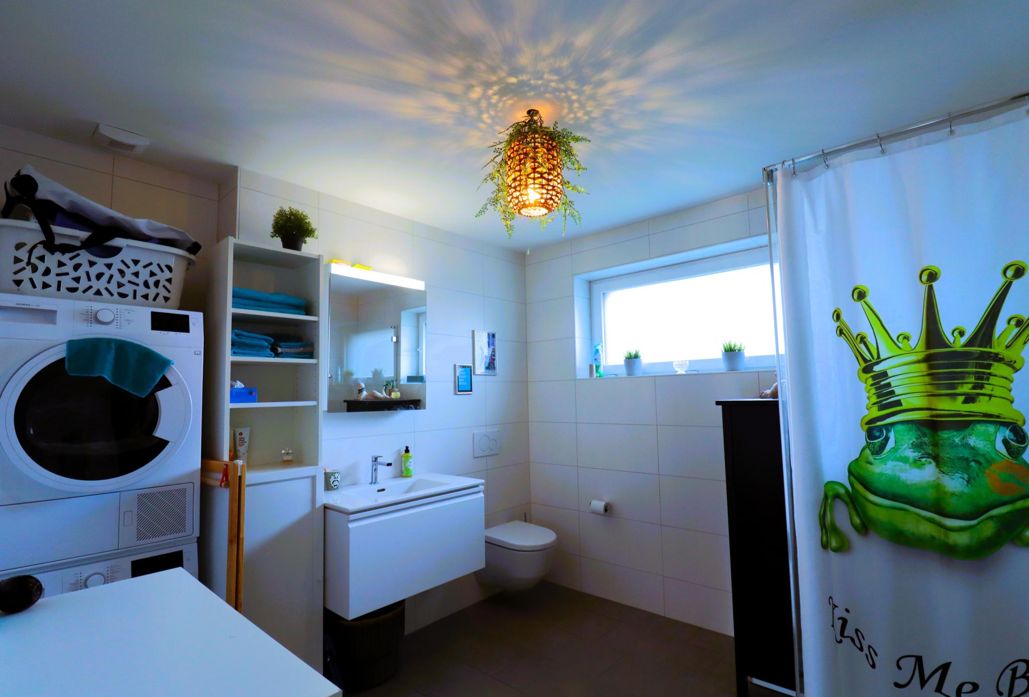 Modernes Badezimmer mit Waschkombination
