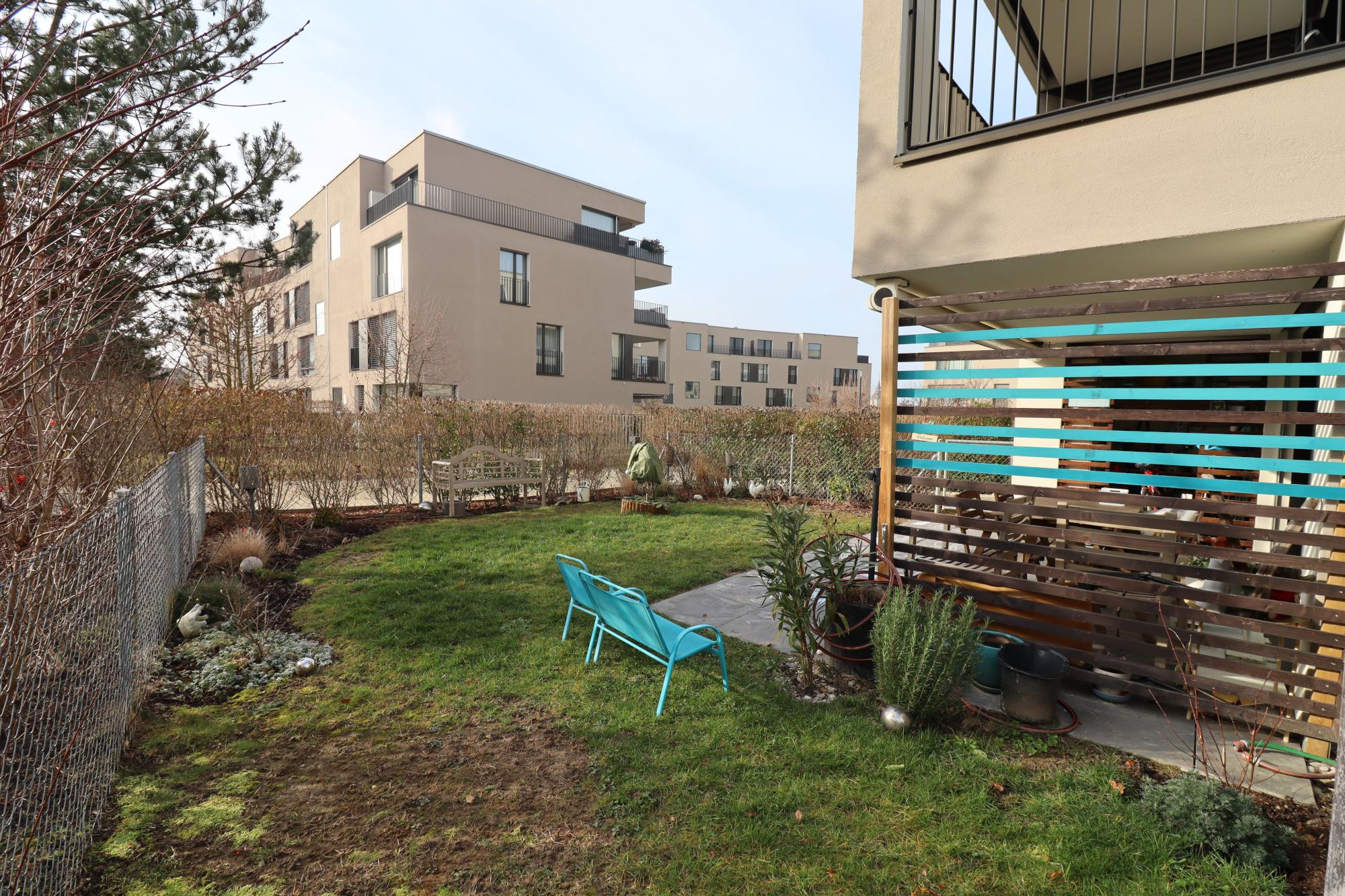 Gemeinschaftsgarten mit moderner Wohnanlage