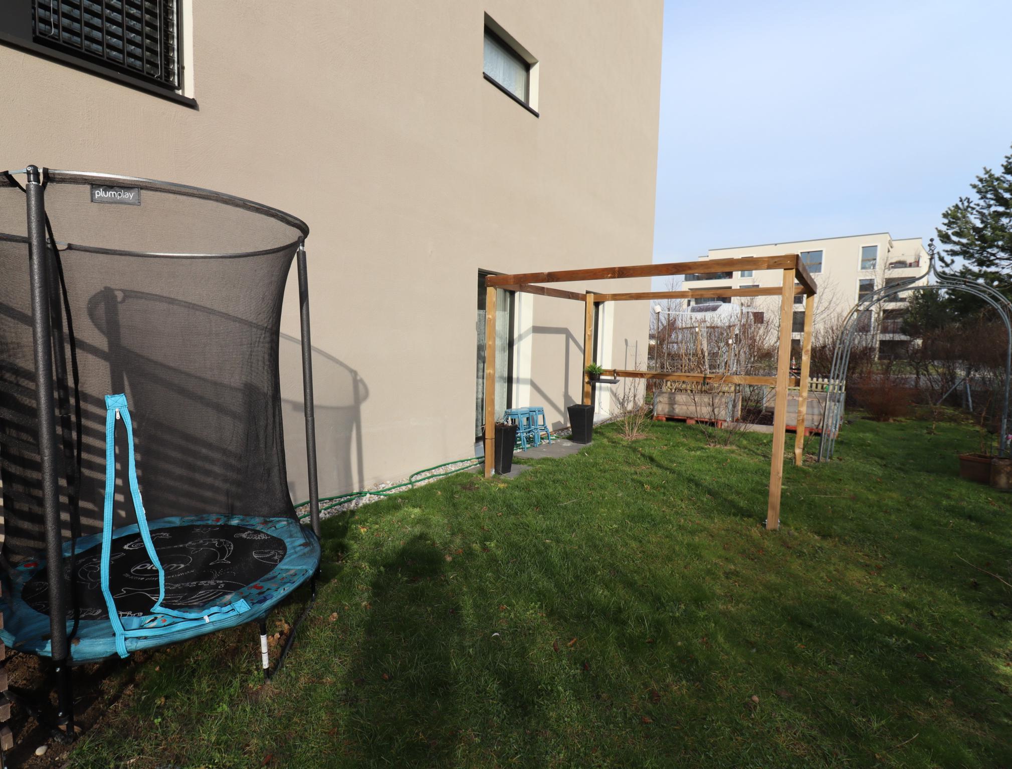 Garten mit Trampolin und Pergola