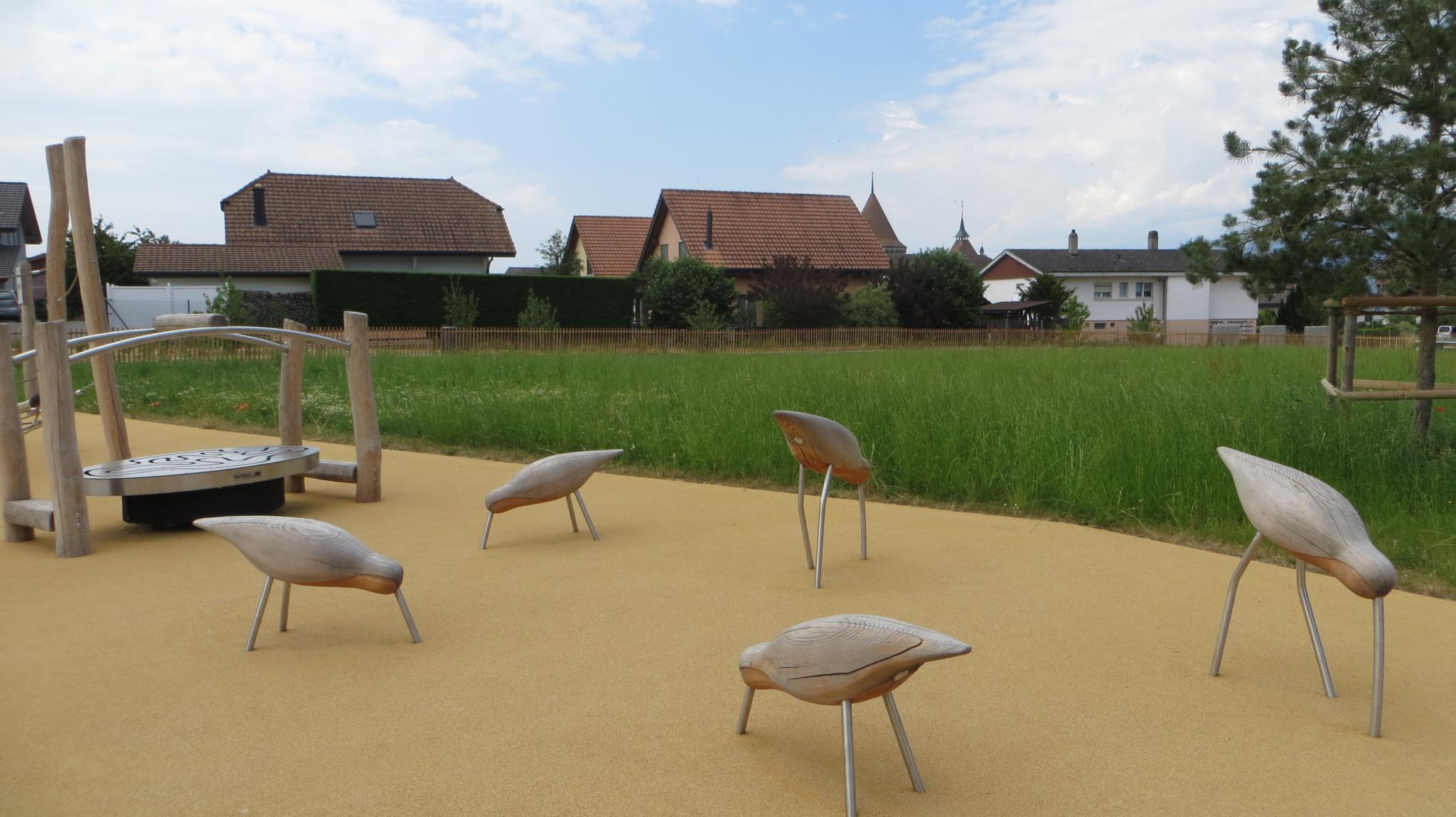 Außenbereich mit Spiel- und Sitzlandschaft