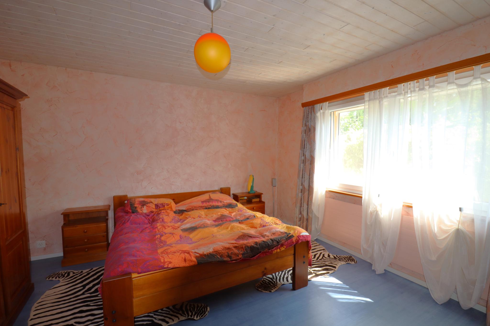 Schlafzimmer mit Holzmöbeln und Tageslicht