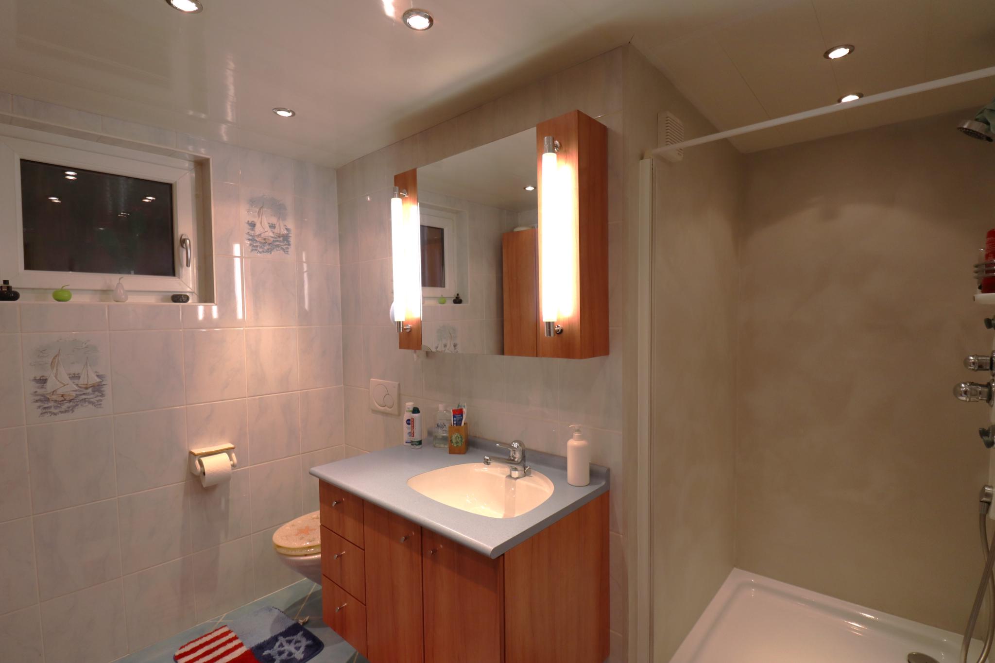 Modernes Badezimmer mit Badewanne und Waschtisch