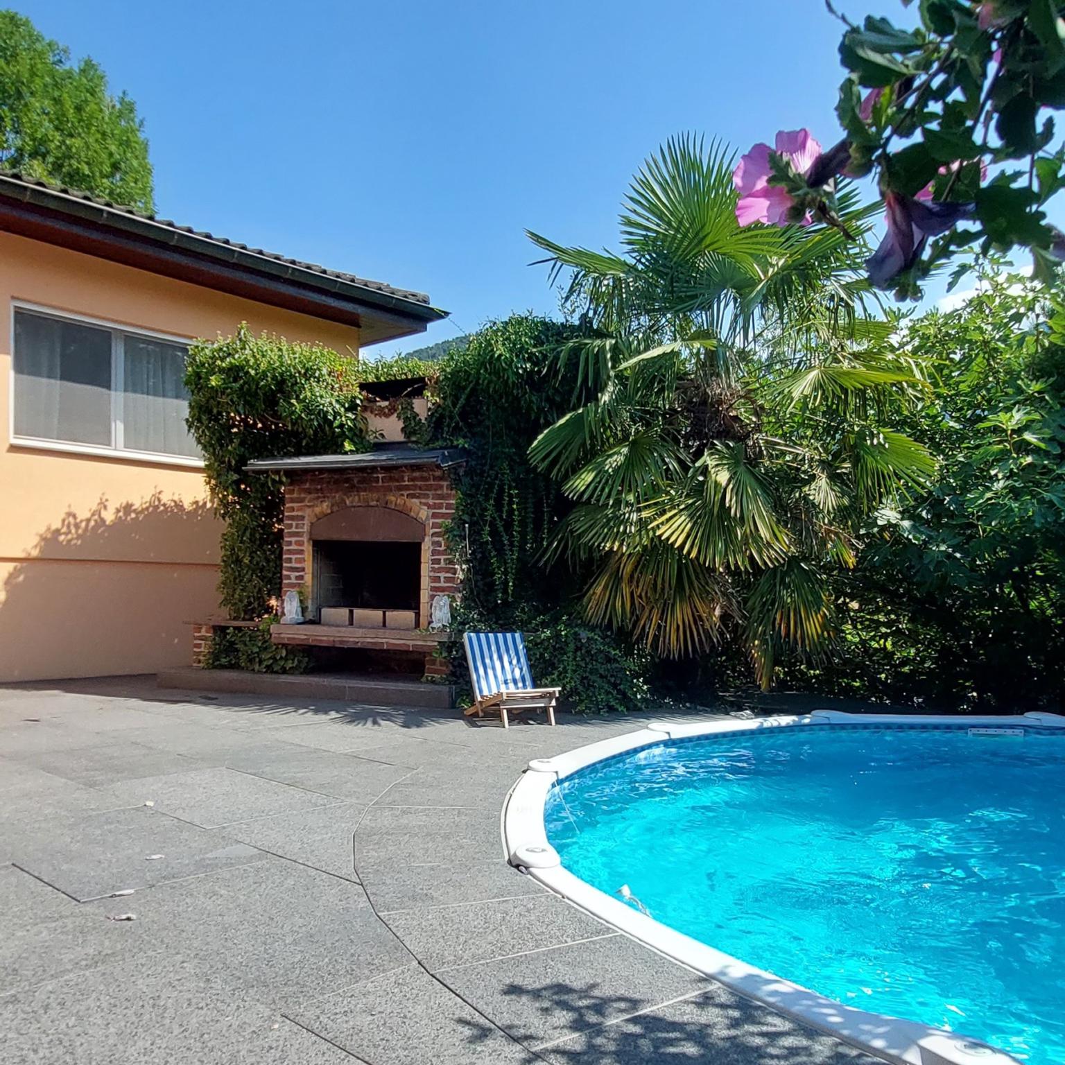 Außenbereich mit Pool und Grill