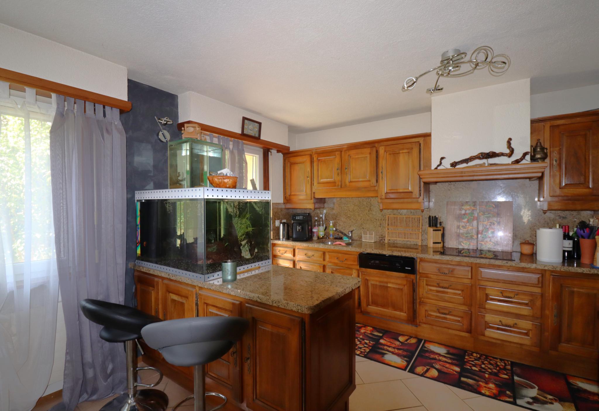 Küche mit Holzfronten und Aquarium