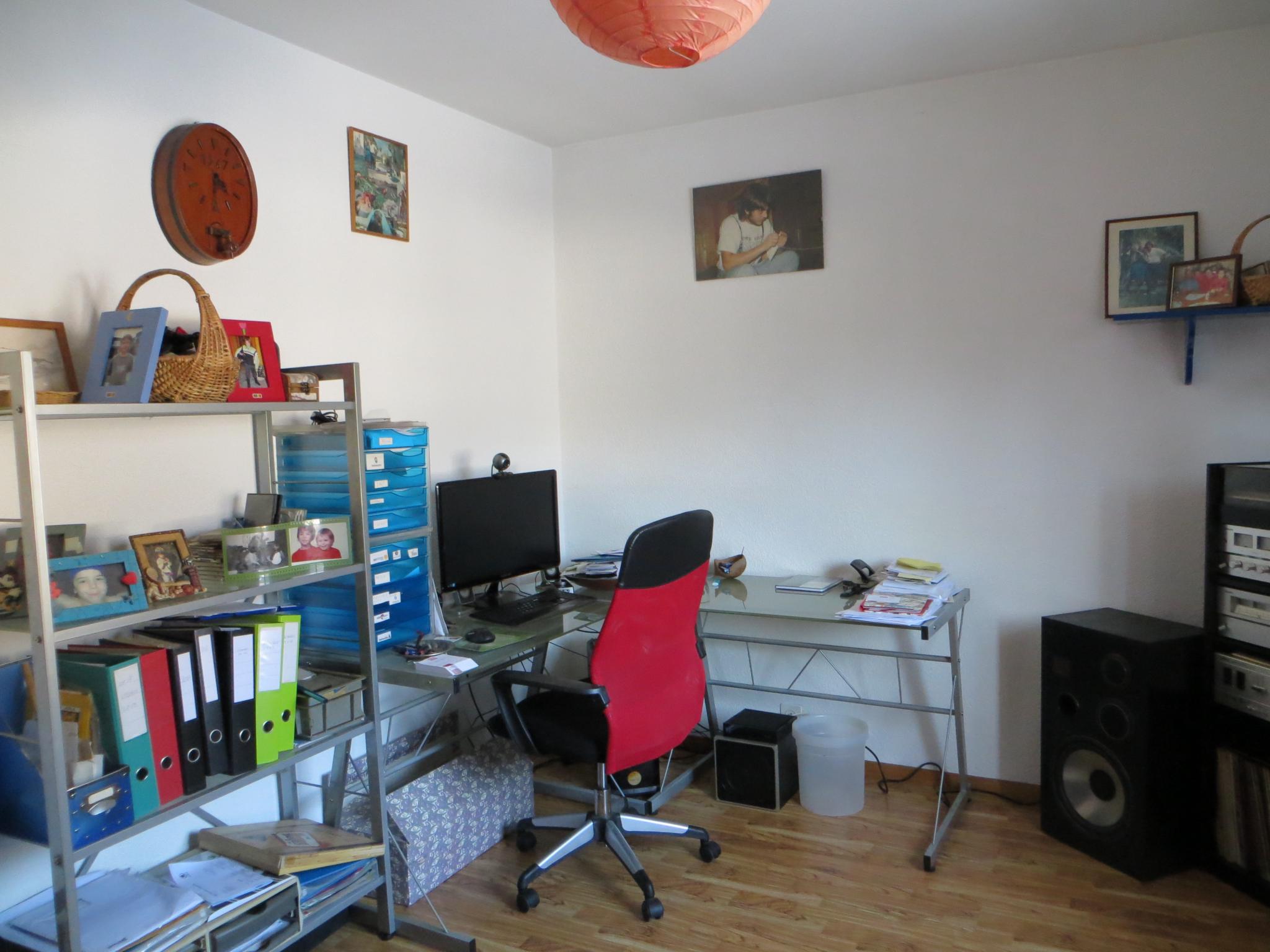 Arbeitszimmer mit Schreibtisch und Regalen