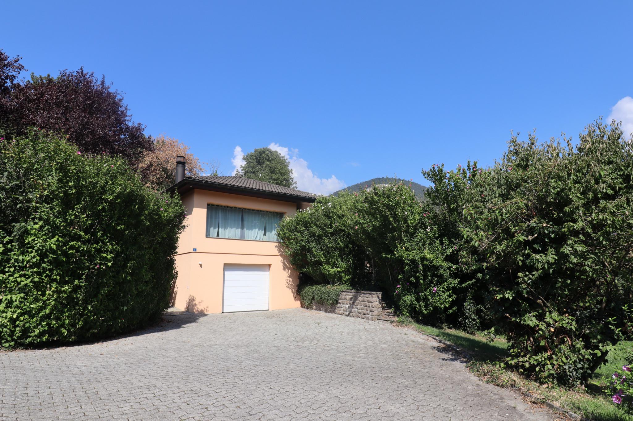 Haus mit Zufahrt und Garten