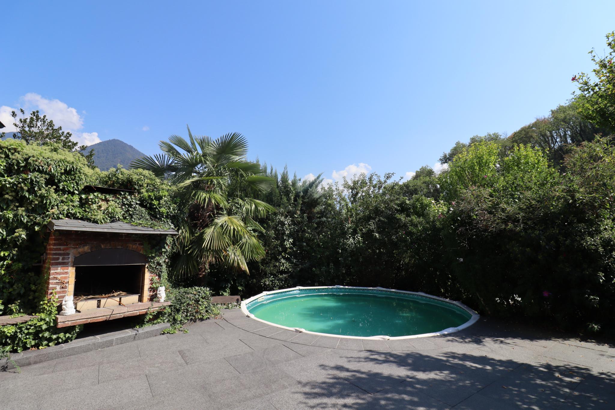 Garten mit Pool und Outdoor-Ofen