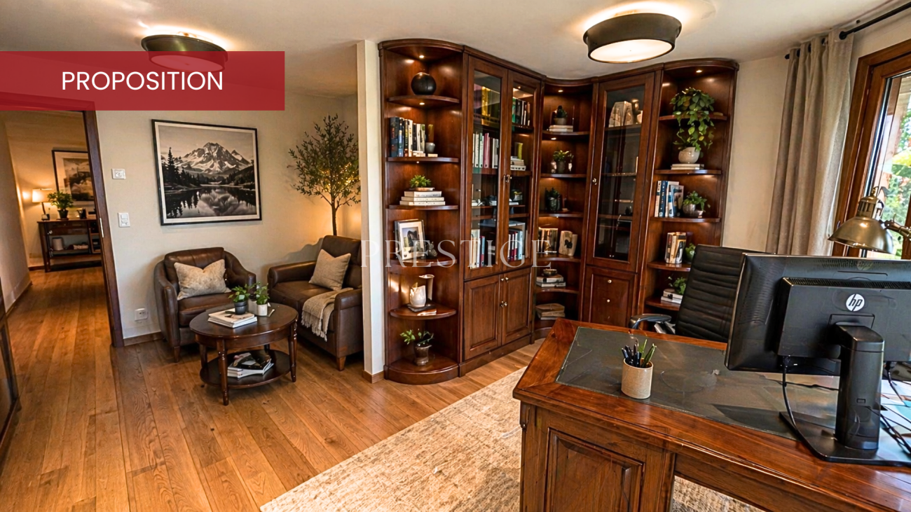 Arbeitszimmer mit Holzvertäfelung und Bibliotheksregal