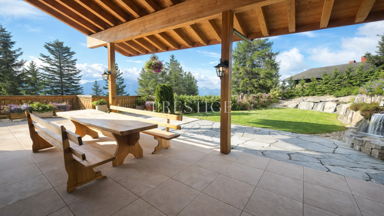 Überdachte Terrasse mit Berg- und Gartenblick