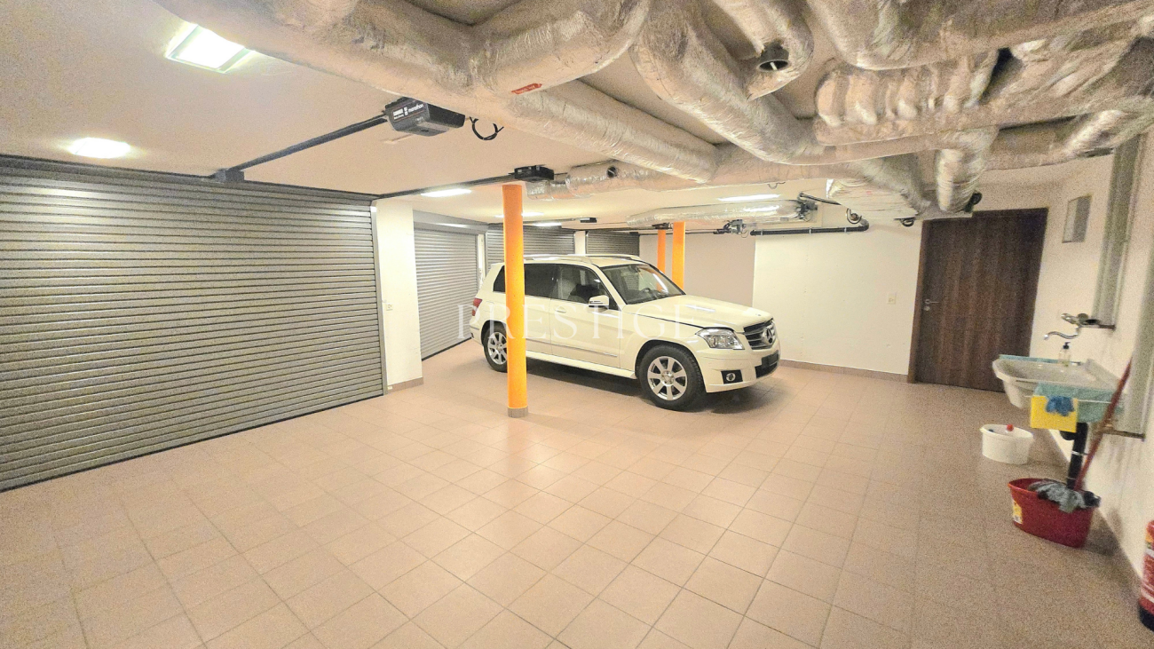 Tiefgarage mit parkendem SUV
