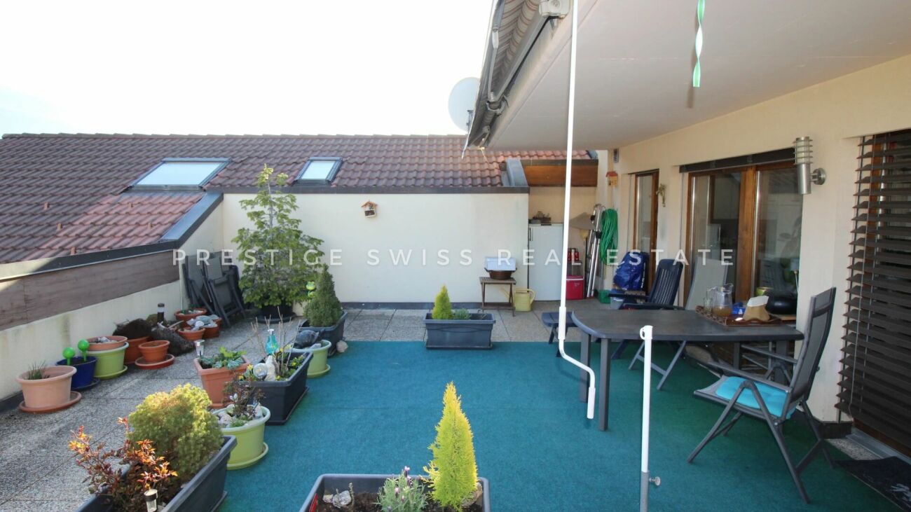Dachterrasse mit Sitzbereich und Pflanzen