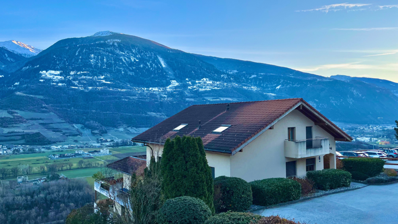 Haus mit Bergpanorama