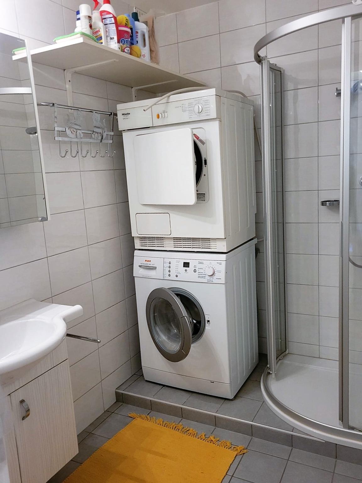 Hauswirtschaftsbad mit Waschmaschine und Trockner