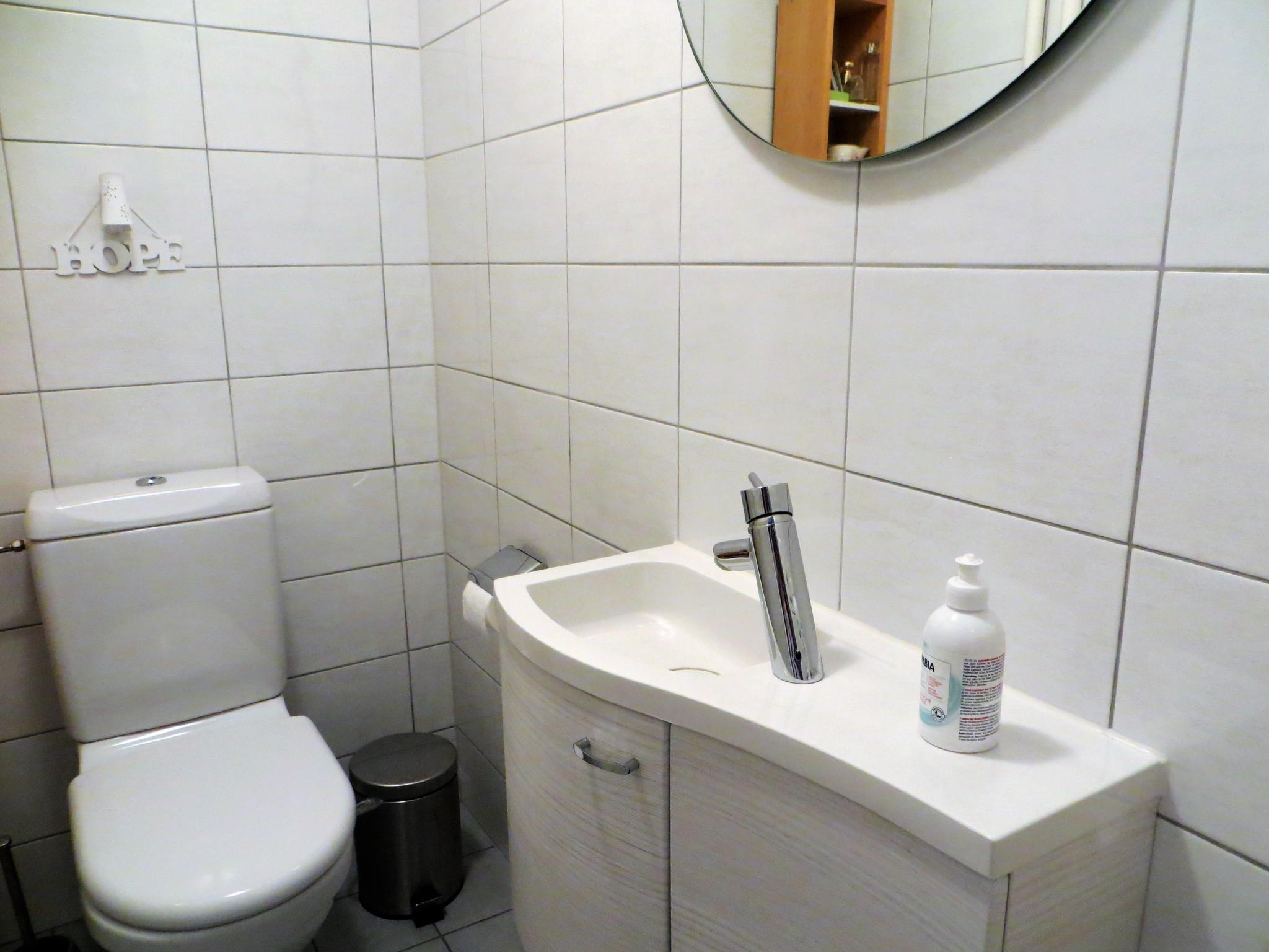 Kleines Gäste-WC mit Waschbecken und Toilette