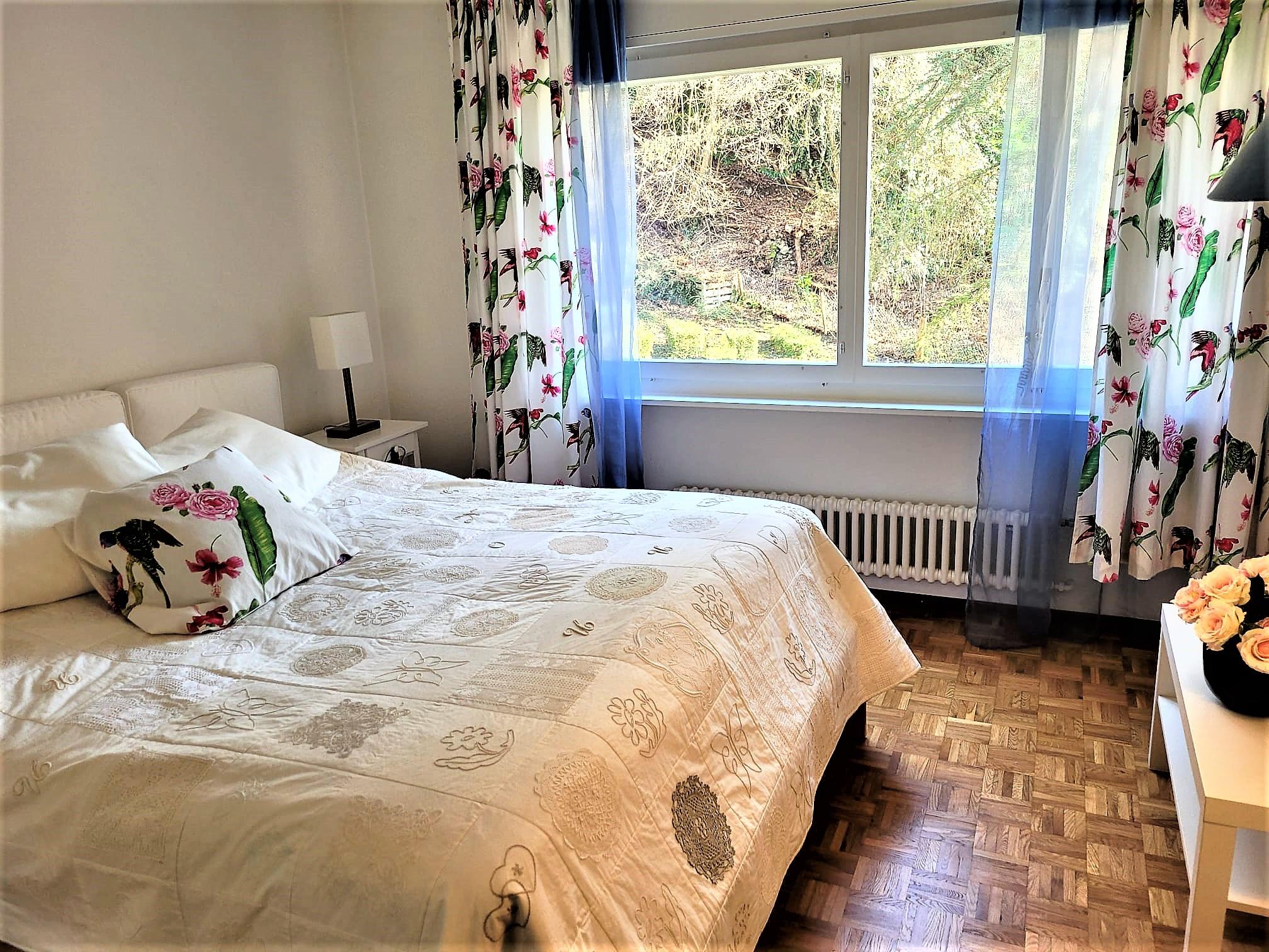 Helles Schlafzimmer mit Gartenblick