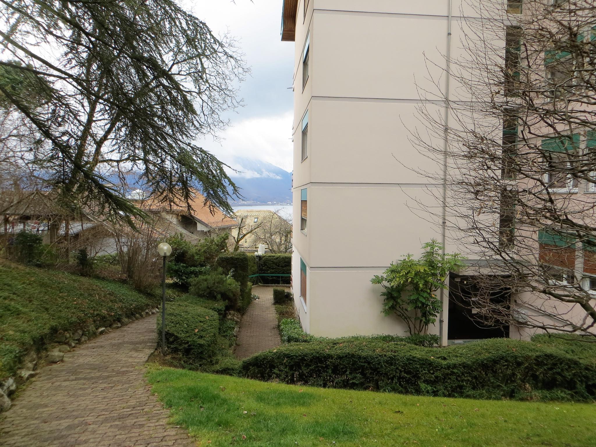 Außenansicht eines Wohngebäudes mit Gartenweg und Seeblick
