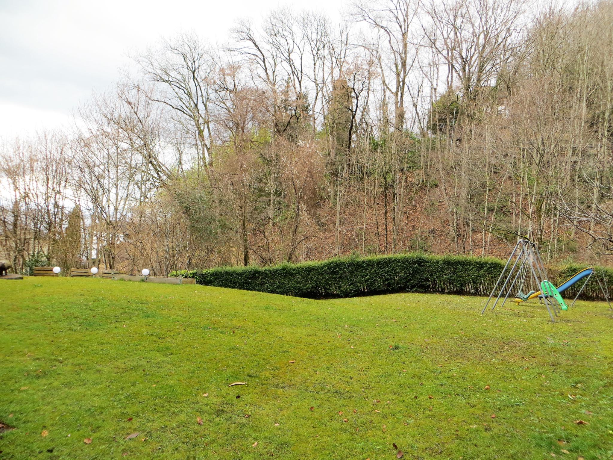 Garten mit Hanglage und Spielbereich