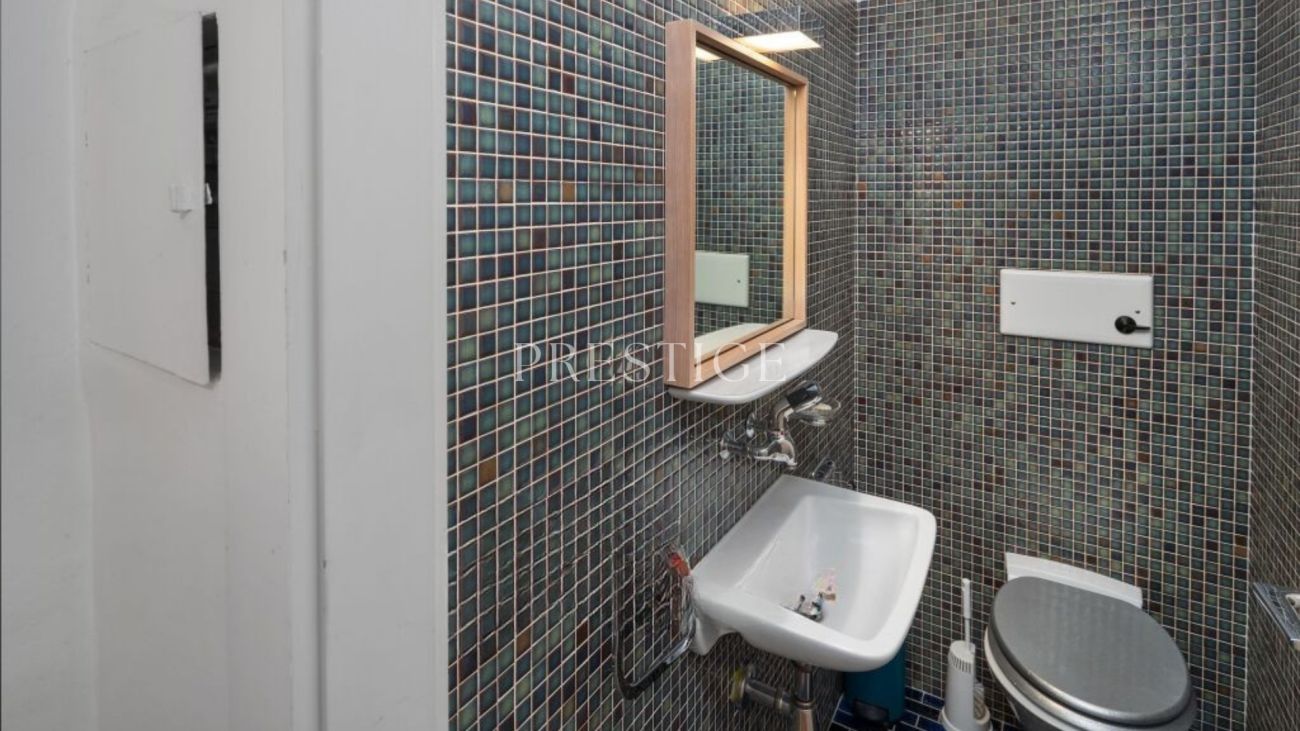 Kleines Bad mit Mosaikfliesen