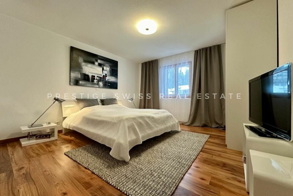Schlafzimmer mit Doppelbett und Fenster