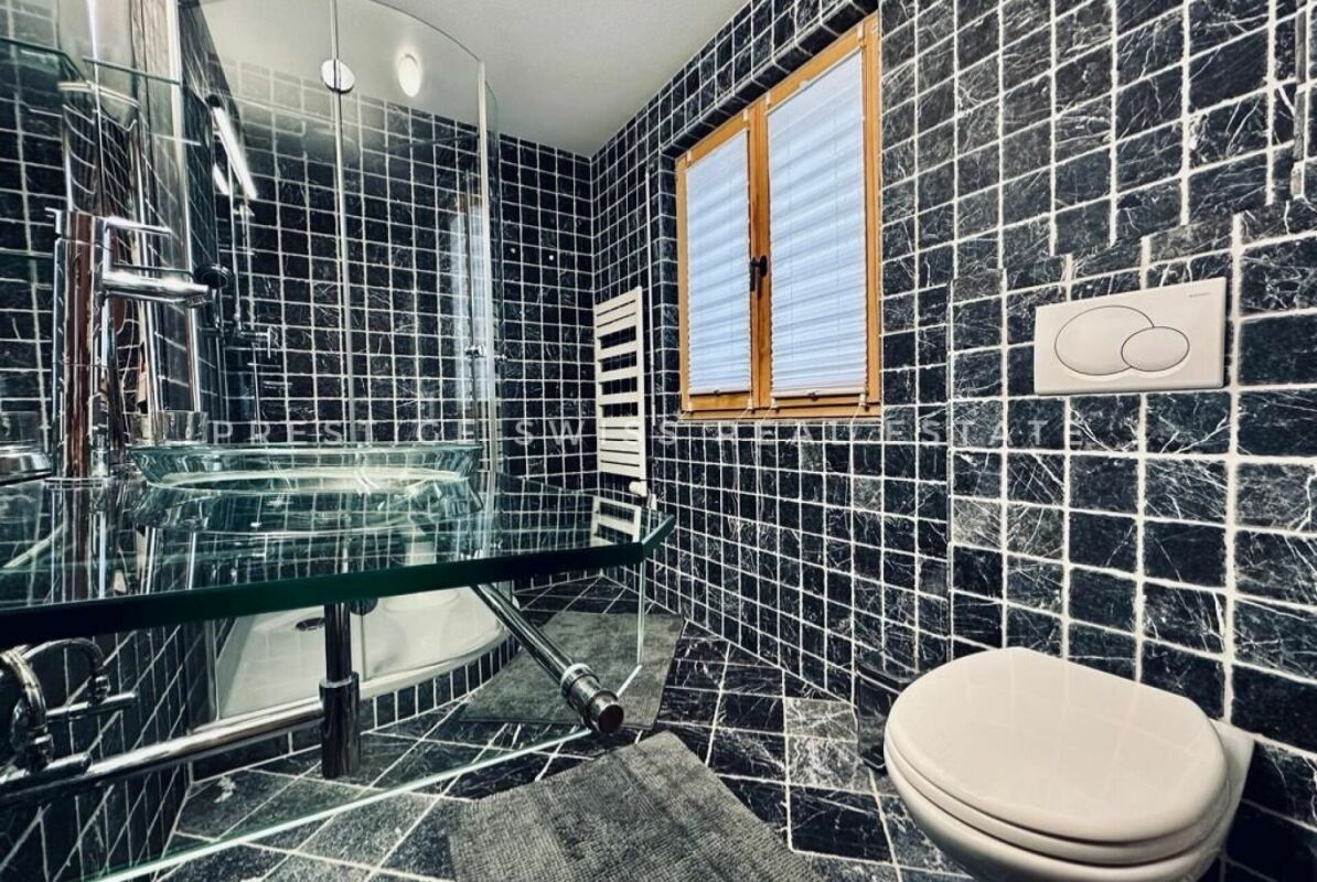 Modernes Badezimmer mit dunkler Natursteinoptik
