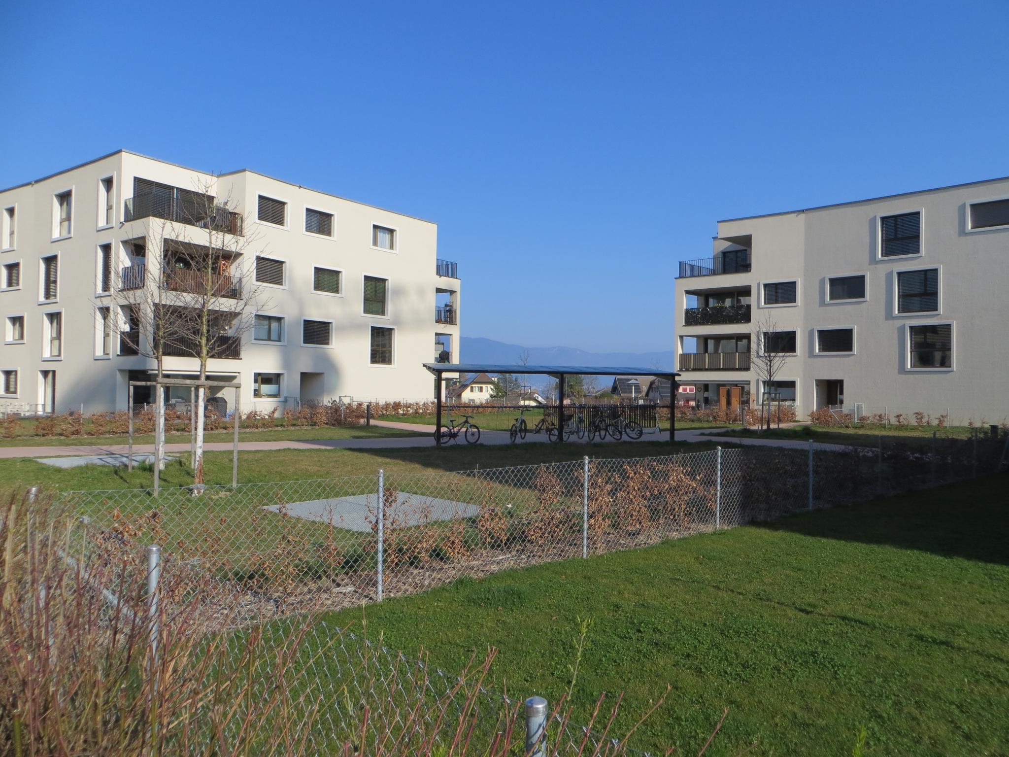Moderner Wohnhof mit Mehrfamilienhäusern