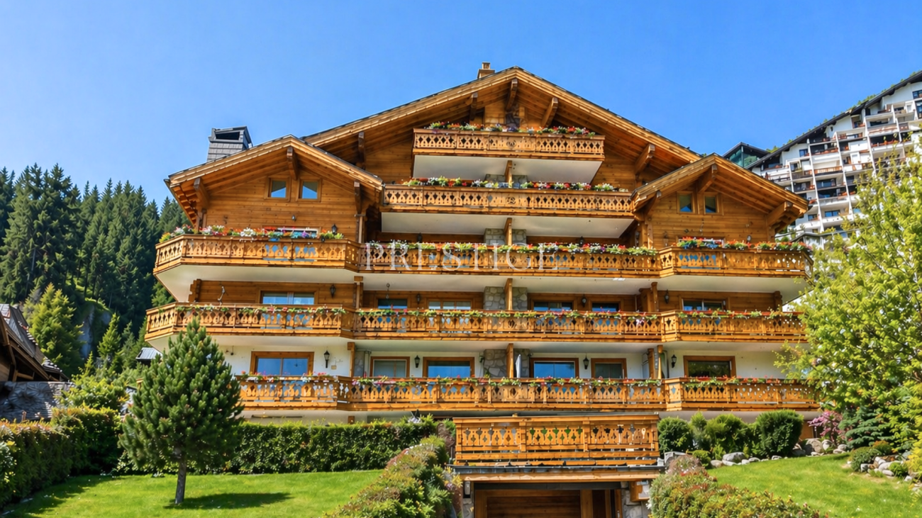 Alpines Holzchalet mit großen Balkonen